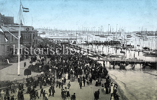 Alte Ansicht von der Kieler Strandpromenade - Menschenmassen am Wasser - Segelboote.