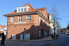 Klinkergebäude Konsum an der Hinterstraße, August Bebel Straße -  Fotos von der Stadt   Grevesmühlen  im Landkreis Nordwestmecklenburg im Bundesland Mecklenburg-Vorpommern.