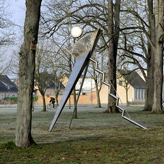 Metallskulptur beim Bahnhofsplatz -  Fotos von der Stadt   Grevesmühlen  im Landkreis Nordwestmecklenburg im Bundesland Mecklenburg-Vorpommern.