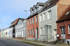 Einstöckige Wohnhäuser an der Bahnhofstraße  -  Fotos von der Stadt   Grevesmühlen  im Landkreis Nordwestmecklenburg im Bundesland Mecklenburg-Vorpommern.