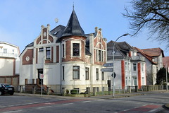 Villa mit Eckturm und Ziergiebeln  -  Fotos von der Stadt   Grevesmühlen  im Landkreis Nordwestmecklenburg im Bundesland Mecklenburg-Vorpommern.