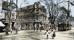 Historische Ansicht von der Ludolfstraße im Hamburger Stadtteil Eppendorf - Geschäfte, Straßebahn Linie 18 - zwei Mädchen mit Hut und Schürze überqueren die Straße mit Kopfsteinpflaster - im Hintergrund der Kirchturm dere St. Johanniskirche.