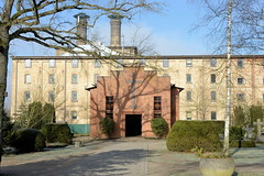 Friedhofskapelle, dahinter Gebäude der Malzfabrik  -  Fotos von der Stadt   Grevesmühlen  im Landkreis Nordwestmecklenburg im Bundesland Mecklenburg-Vorpommern.