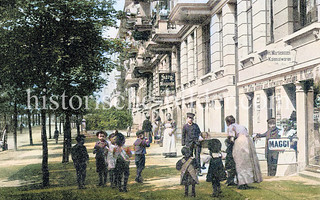 Altes coloriertes Bild von der Martinistraße in Hamburg Eppendorf - Kinder spielen auf dem Fußweg - Sargmagazin, Kolonialwaren. (ca. 1920)