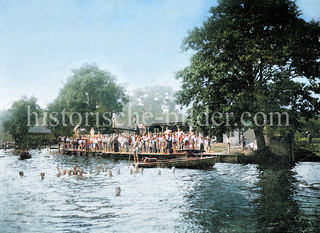 Eppendorfer Flussbadeanstalt  an der Alster - schwimmende Kinder, Junge im Boot mit Hund.