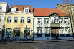 Historische Wohnhäuser, Geschäfte in der August-Bebel-Straße -  Fotos von der Stadt   Grevesmühlen  im Landkreis Nordwestmecklenburg im Bundesland Mecklenburg-Vorpommern.