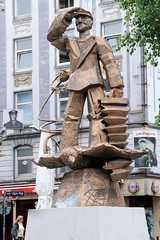 Fotos aus dem Hamburger Stadtteil Sankt Pauli, Bezirk Hamburg - Mitte; Hans Albers Denkmal auf dem Hans Albers Platz.
