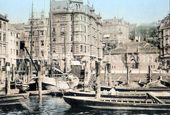Historische Ansicht vom Fischereihafen in Hamburg Altona - Altstadt; Schuten und Ewer liegen im Hafen - im Hintergrund die Köhlbrandtreppe an der Großen Elbstraße.
