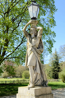 Römische Figur, Lampenträgerin   - Fotos aus der Stadt Ludwigslust im Landkreis Ludwigslust-Parchim in Mecklenburg-Vorpommern.