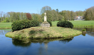 Denkmal  Helena-Paulowna am Louisenteich im Ludwigsluster Schlosspark , im Hintergrund das Schweizerhaus - Fotos aus der Stadt Ludwigslust im Landkreis Ludwigslust-Parchim in Mecklenburg-Vorpommern.