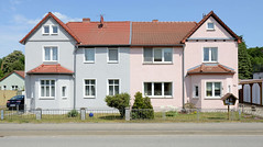 Doppelhaus mit Zwerchgiebel und Erker -  Fotos von der Stadt Lychen im Landkreis Uckermark in Brandenburg.