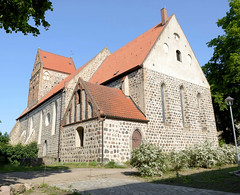 Evangelische Stadtkirche Sankt Johannes, Granit-Feldsteinbau in frühgotischen Stil;   -  Fotos von der Stadt Lychen im Landkreis Uckermark in Brandenburg.