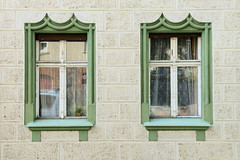 Wohnhaus, Fenster mit Fassadendekor -  Fotos von der Stadt Lychen im Landkreis Uckermark in Brandenburg.