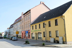 Hauptstraße mit Wohnhäusern und Geschäften  -  Fotos von der Stadt Lychen im Landkreis Uckermark in Brandenburg.