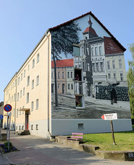 Wohnblock mit Fassadenbild  -  Fotos von der Stadt Lychen im Landkreis Uckermark in Brandenburg.