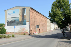 Mühlengebäude mit Stadtwerbung an der Stargader Straße -  Fotos von der Stadt Lychen im Landkreis Uckermark in Brandenburg.