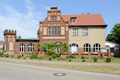 Alte Gastwirtschaft mit Treppengiebel und Zinnenturm  -  Fotos von der Stadt Lychen im Landkreis Uckermark in Brandenburg.