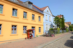 Straße mit Kopfsteinpflaster, farbige Wohnhäuser -  Fotos von der Stadt Lychen im Landkreis Uckermark in Brandenburg.