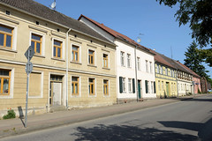 Einstöckige Wohnhäuser an der Stargader Straße -  Fotos von der Stadt Lychen im Landkreis Uckermark in Brandenburg.