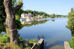 Sportboote und Wohnhäuser am Stadtsee  -  Fotos von der Stadt Lychen im Landkreis Uckermark in Brandenburg.