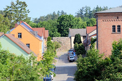 Blick durch die Stabenstraße zur Stadtmauer, re. das Mühlengebäude der ehem. Mehlmühle  -  Fotos von der Stadt Lychen im Landkreis Uckermark in Brandenburg.