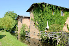 Historische Gewerbegebäude am Mühlenbach -  Fotos von der Stadt Lychen im Landkreis Uckermark in Brandenburg.