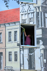 Fassadenbild und reales Fenster  -  Fotos von der Stadt Lychen im Landkreis Uckermark in Brandenburg.