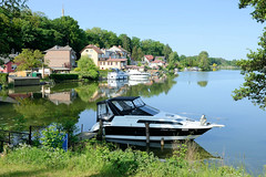 Sportboote und Wohnhäuser am See -  Fotos von der Stadt Lychen im Landkreis Uckermark in Brandenburg.