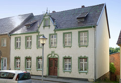 Wohnhaus mit Fassadendekor  -  Fotos von der Stadt Lychen im Landkreis Uckermark in Brandenburg.