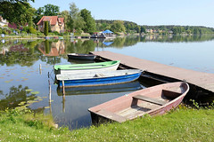 Ruderboote am Steg, Lychener Stadtsee -  Fotos von der Stadt Lychen im Landkreis Uckermark in Brandenburg.