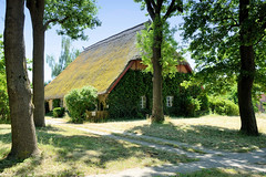 Wohnhaus mit Reetdach, Krüppelwalmdach  - Fotos von Alt Brenz, Ortsteil der Gemeinde Brenz  im Landkreis Ludwigslust-Parchim in Mecklenburg-Vorpommern.