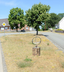 Sonnenuhr am Straßenrand - Fotos von Klinken, Ortsteil der Gemeinde Lewitzrand im Landkreis Ludwigslust-Parchim in Mecklenburg-Vorpommern.