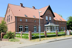 Backsteinwohnhaus mit Zwerchgiebel und kunstvoll verglastem Eingang - - Fotos von Alt Brenz, Ortsteil der Gemeinde Brenz  im Landkreis Ludwigslust-Parchim in Mecklenburg-Vorpommern.