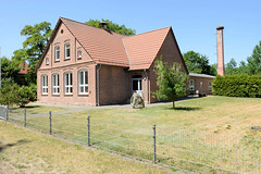 Wohnhaus, im Hintergrund Schornstein mit Storchennest - Fotos von Alt Brenz, Ortsteil der Gemeinde Brenz  im Landkreis Ludwigslust-Parchim in Mecklenburg-Vorpommern.