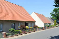 Einzelhäuser mit Satteldach und schmalem Vorgarten  - Fotos von Alt Brenz, Ortsteil der Gemeinde Brenz  im Landkreis Ludwigslust-Parchim in Mecklenburg-Vorpommern.