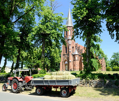 Dorfkirche, neogotischer Baustil - Trecker mit Heuladung;   Fotos von Alt Brenz, Ortsteil der Gemeinde Brenz  im Landkreis Ludwigslust-Parchim in Mecklenburg-Vorpommern.