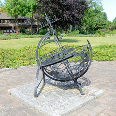 Metallkugel mit Schmuckelementen, Sonnenuhr  - Fotos von Bad Bodenteich, Flecken im Landkreis Uelzen in Niedersachsen.