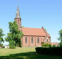 Dorfkirche, neogotischer Baustil - Fotos von Alt Brenz, Ortsteil der Gemeinde Brenz  im Landkreis Ludwigslust-Parchim in Mecklenburg-Vorpommern.