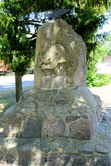 Weltkriegsdenkmal mit Adler, Relief Stahlhelm - Fotos von Alt Brenz, Ortsteil der Gemeinde Brenz  im Landkreis Ludwigslust-Parchim in Mecklenburg-Vorpommern.