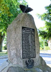 Weltkriegsdenkmal mit Adler, den gefallenen Helden errichtet  - Fotos von Alt Brenz, Ortsteil der Gemeinde Brenz  im Landkreis Ludwigslust-Parchim in Mecklenburg-Vorpommern.