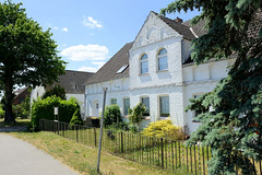 Geweisstes Ziegelgebäude mit Zwerchgiebel - Fotos von Alt Brenz, Ortsteil der Gemeinde Brenz  im Landkreis Ludwigslust-Parchim in Mecklenburg-Vorpommern.