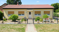 Einzelhaus mit flachem Satteldach und Vorgarten  - Fotos von Alt Brenz, Ortsteil der Gemeinde Brenz  im Landkreis Ludwigslust-Parchim in Mecklenburg-Vorpommern.