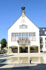 Rathaus mit Wasserspiel / Brunnen - Fotos von Attendorn, Hansestadt im Kreis Olpe in Nordrhein-Westfalen.