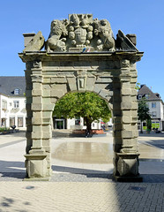 Historische Klosterportal auf dem Rathausplatz, Portal der ehemaligen Franziskaner-Klosterkirche - Fotos von Attendorn, Hansestadt im Kreis Olpe in Nordrhein-Westfalen.