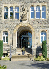 Eingang Collegium Bernadinum / Jungeninternat am Nordwall  - Fotos von Attendorn, Hansestadt im Kreis Olpe in Nordrhein-Westfalen.