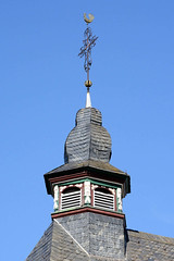 Schnitzereien am Kirchturm der ehemaligen Hospitalkirche St. Barbara - Fotos von Attendorn, Hansestadt im Kreis Olpe in Nordrhein-Westfalen.