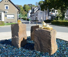 Kreisverkehr am Westwall, Skulptur mit goldenen Fröschen im Glasbett / Huckenskulpturen - Fotos von Attendorn, Hansestadt im Kreis Olpe in Nordrhein-Westfalen.