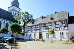 Kirchplatz mit Pfarrhaus und St. Johannes Baptist Kirche - Fotos von Attendorn, Hansestadt im Kreis Olpe in Nordrhein-Westfalen.