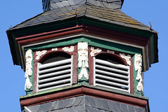 Schnitzereien am Kirchturm der ehemaligen Hospitalkirche St. Barbara - Fotos von Attendorn, Hansestadt im Kreis Olpe in Nordrhein-Westfalen.