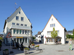 Narrenbrunnen, giebelständige Häuser in der Niedersten Straße  - Fotos von Attendorn, Hansestadt im Kreis Olpe in Nordrhein-Westfalen.